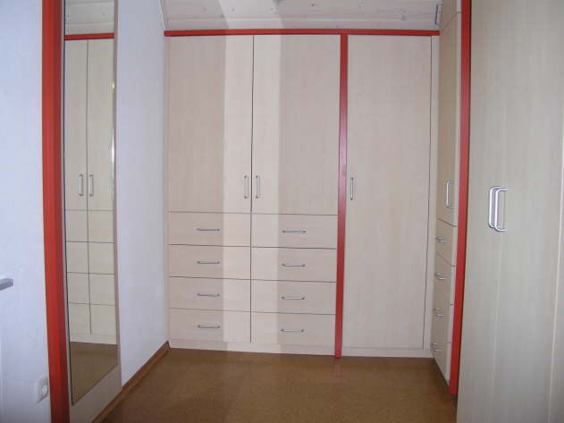   Ankleidezimmer in Ahorn Kunststoff